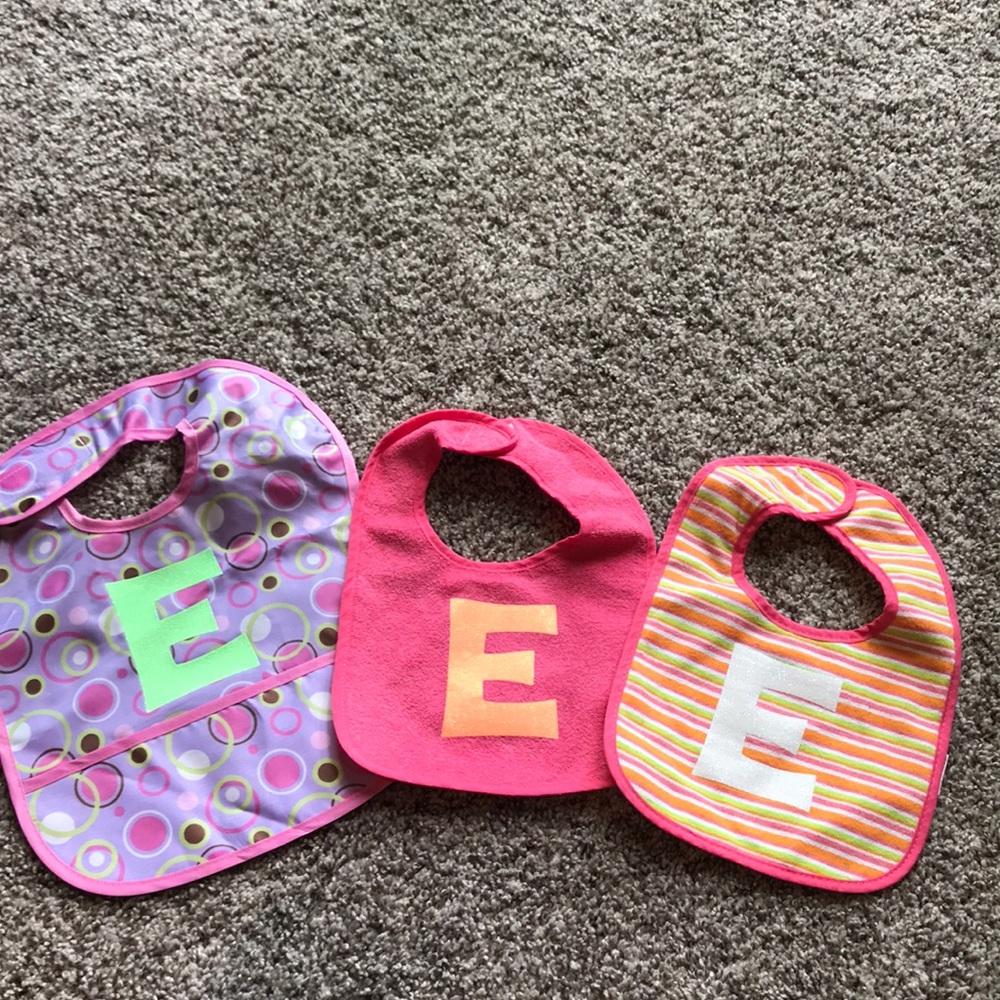 2️⃣ for 🔟 ‘E’ baby bibs
